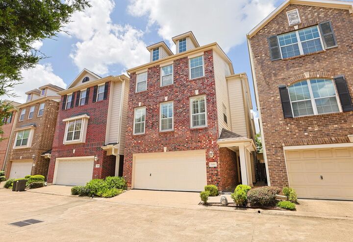Property Photo:  3414 Skyline Village Drive  TX 77057 