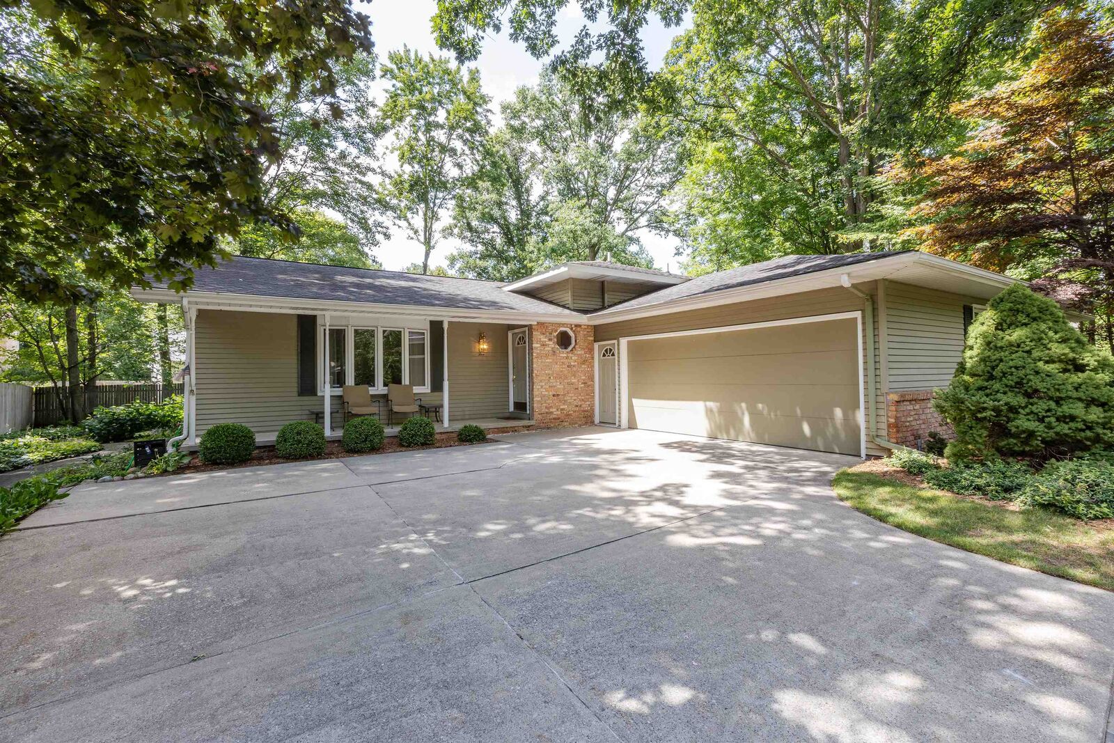 Property Photo: 5 Robin Ct MI 48640-2138