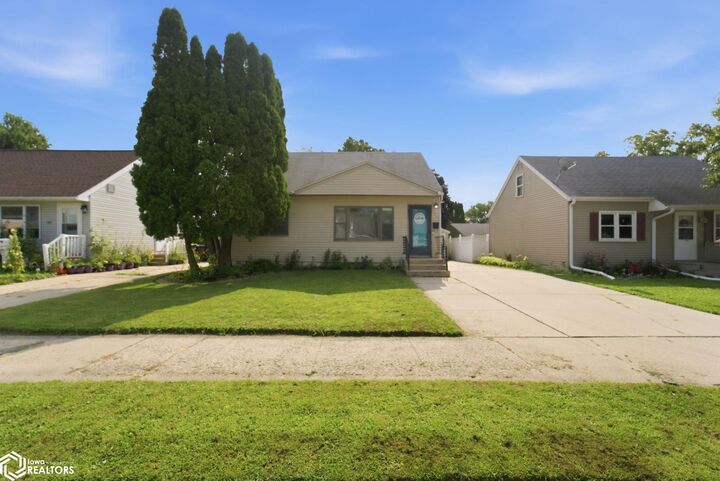 Property Photo: 923 N Tyler Avenue IA 50401