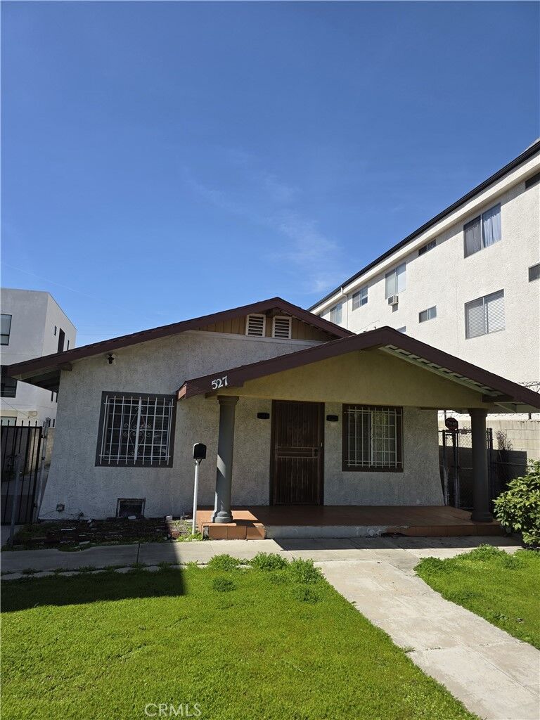 Property Photo: 527 N Hobart CA 90004