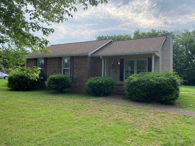 Property Photo: 2075 Stonebrook Dr TN 37128