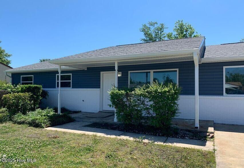 Property Photo:  403 Myna Drive  NC 28540 