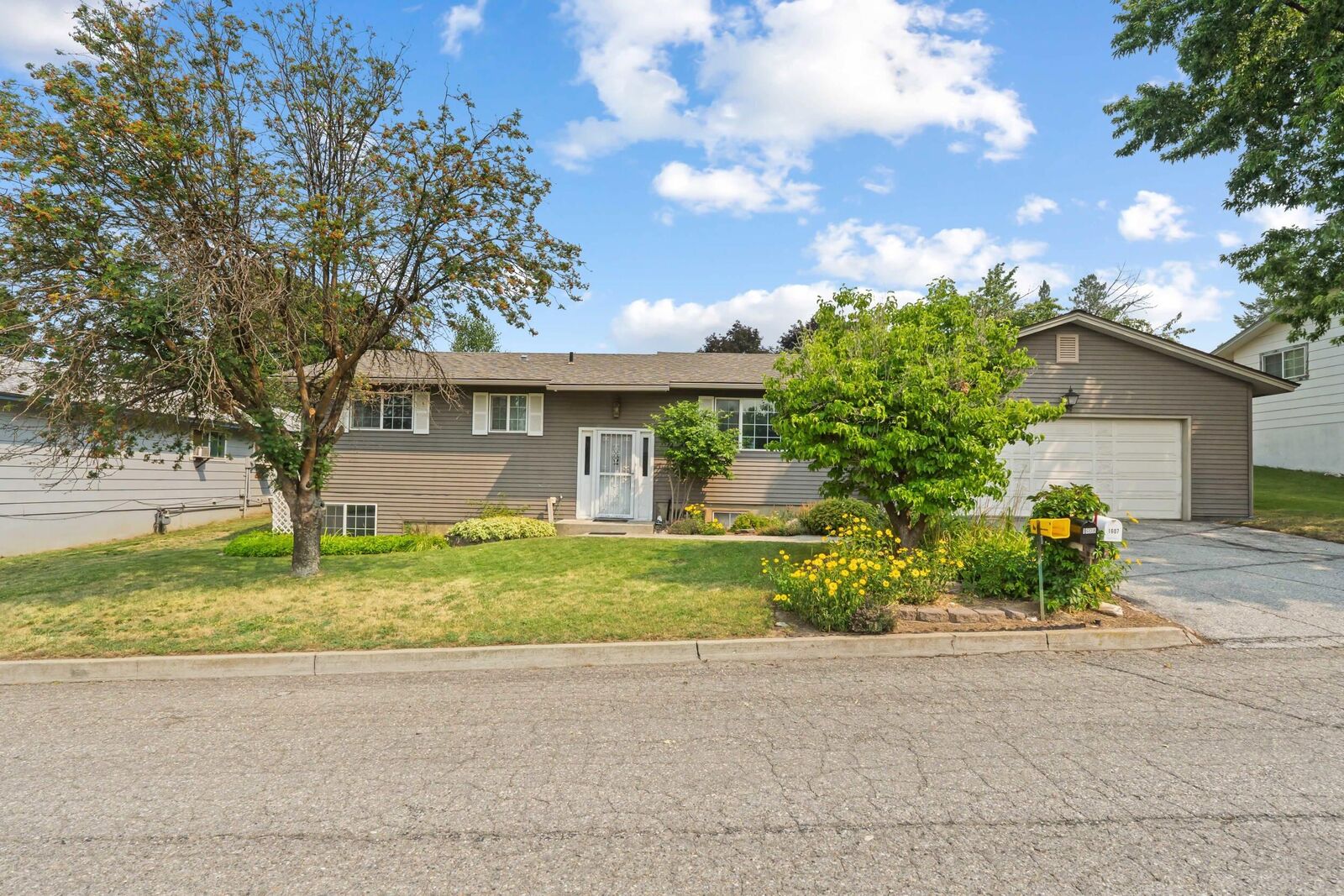 Property Photo: 1607 E Ivy Ave WA 99114