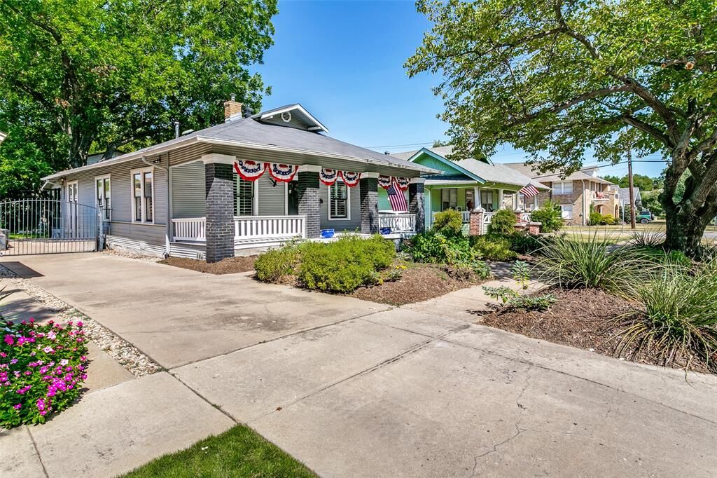 Property Photo: 2004 Fairmount Avenue TX 76110