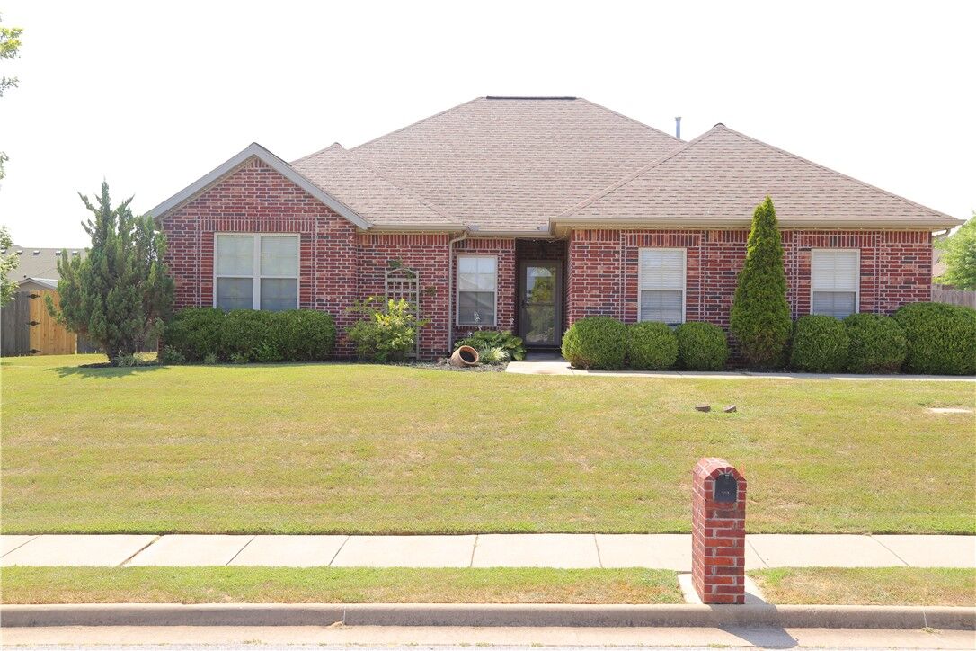 Property Photo:  2109 Quinlan Avenue  AR 72745 