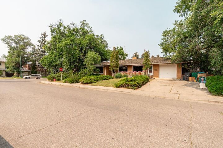 Property Photo:  1301 15 Avenue S  AB T1K 0W4 