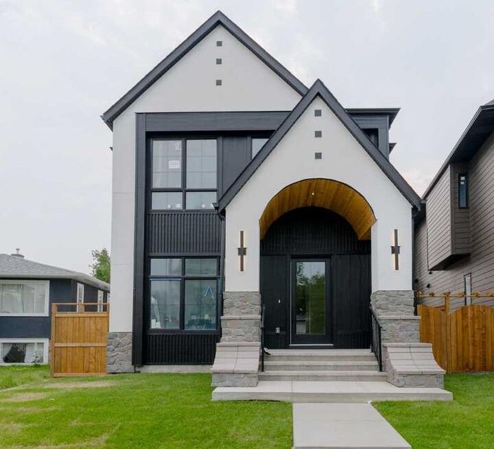 2207 Victoria Crescent NW — photo 1