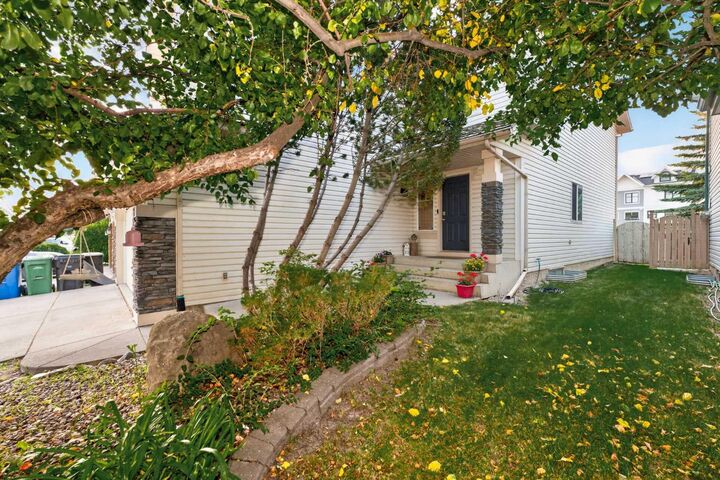 Property Photo: 137 Douglas Glen Manor SE AB T2Z 3Y5