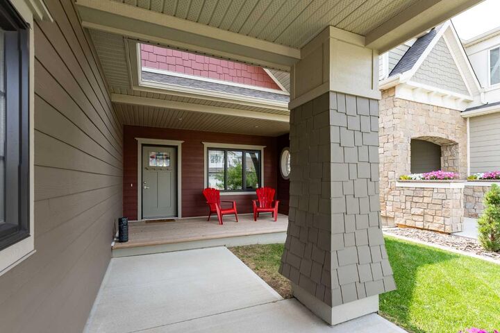 Property Photo:  1060 Caledonia Place W  AB T1J 5W1 