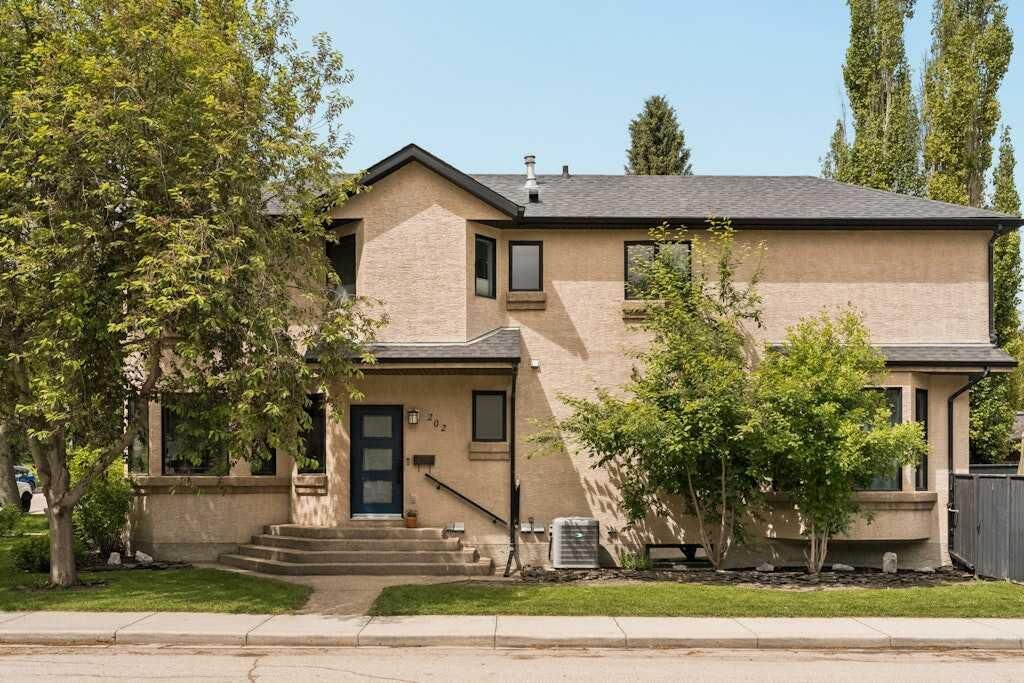 Photo de la propriété:  202 26 Avenue NW  AB T2M 2C9 