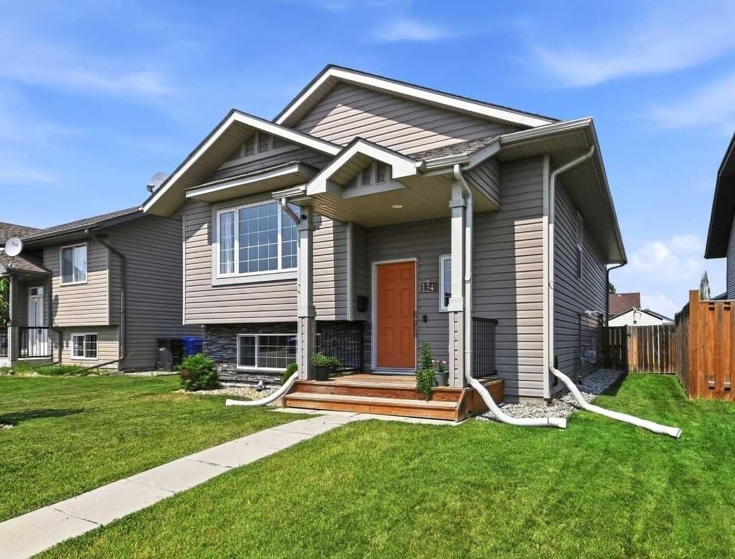 Property Photo:  134 Newton Drive  AB T0M 1R0 
