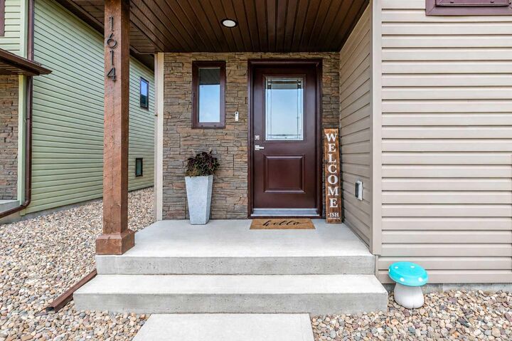 Property Photo: 1614 2 Avenue E AB T1R 1K3