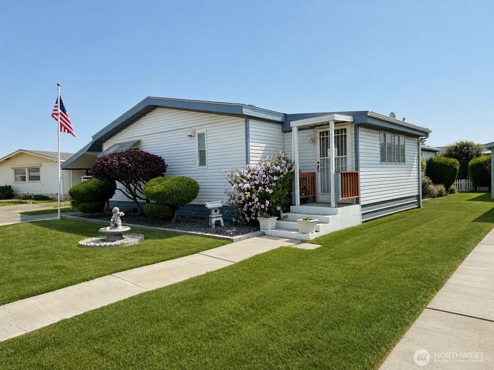 Property Photo:  2240 W Broadway Avenue 201  WA 98837 