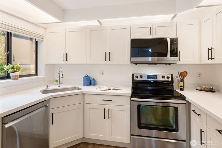 Property Photo: 1819 N 107th Street 103 WA 98133