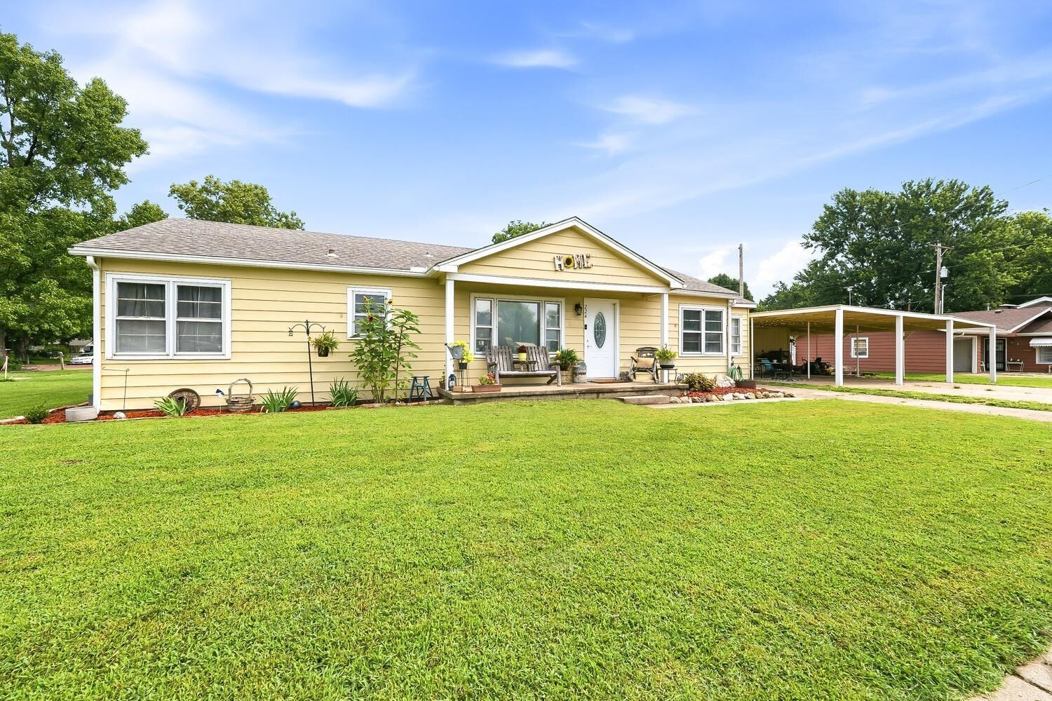 Property Photo: 224 W Poplar KS 67005