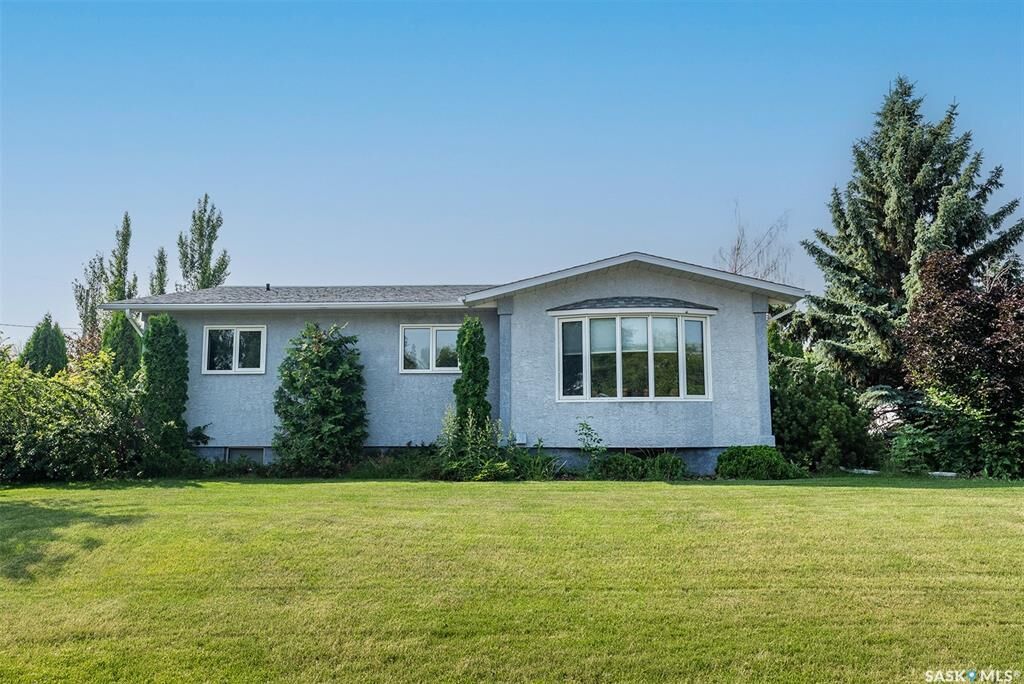 Property Photo:  302 7th Street E  SK S0A 4T0 