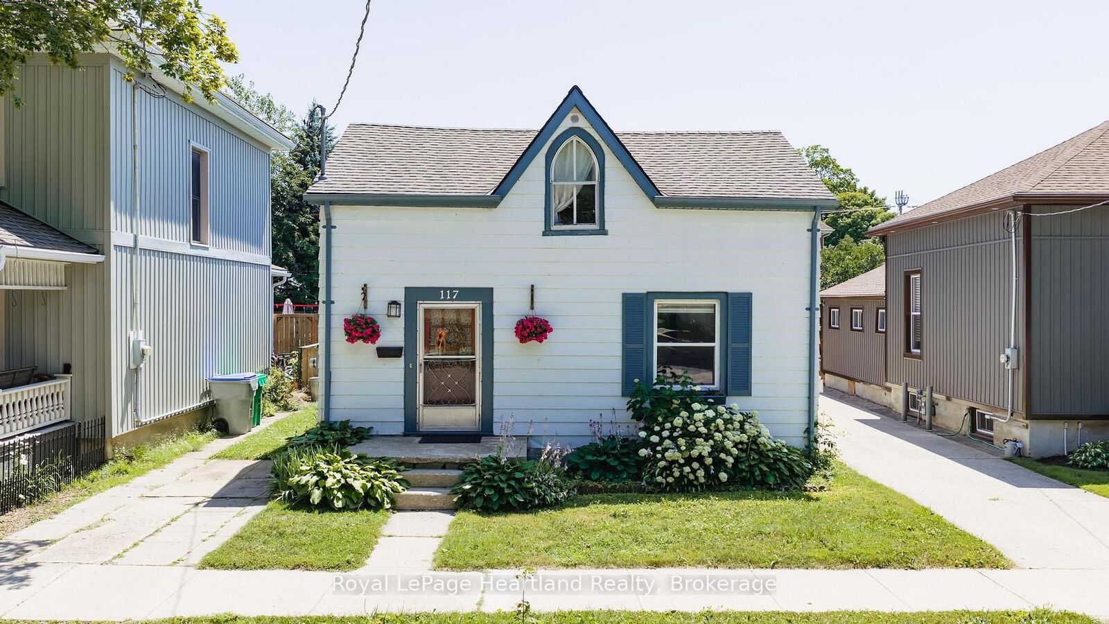 Property Photo:  117 Quebec Street  ON N7A 2G6 
