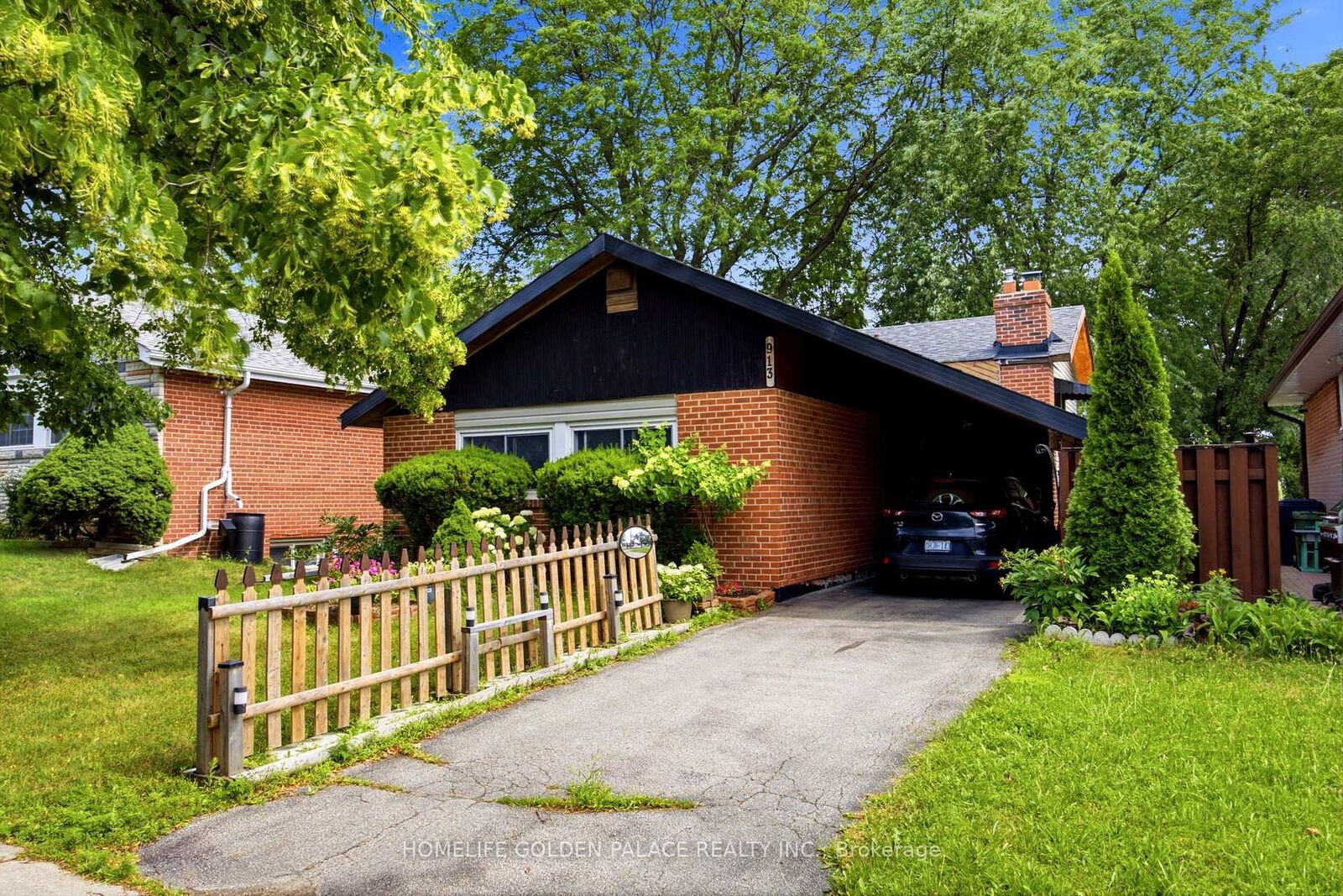 Property Photo: 913 Brimorton Drive ON M1G 2T8