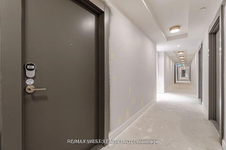Property Photo:  9 Tecumseth Street 401  ON M5V 3G4 