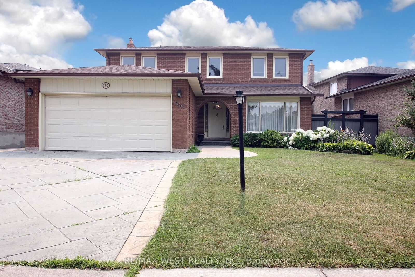 Property Photo: 540 Louis Drive ON L5B 2N2