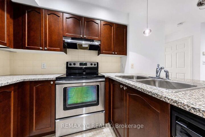 Property Photo:  35 Hollywood Avenue 216  ON M2N 0A9 