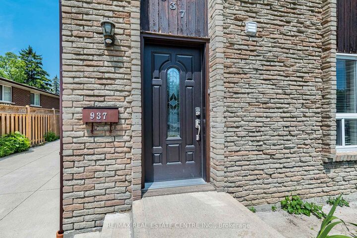 Property Photo:  937 Blairholm Avenue Upper  ON L5C 1G5 