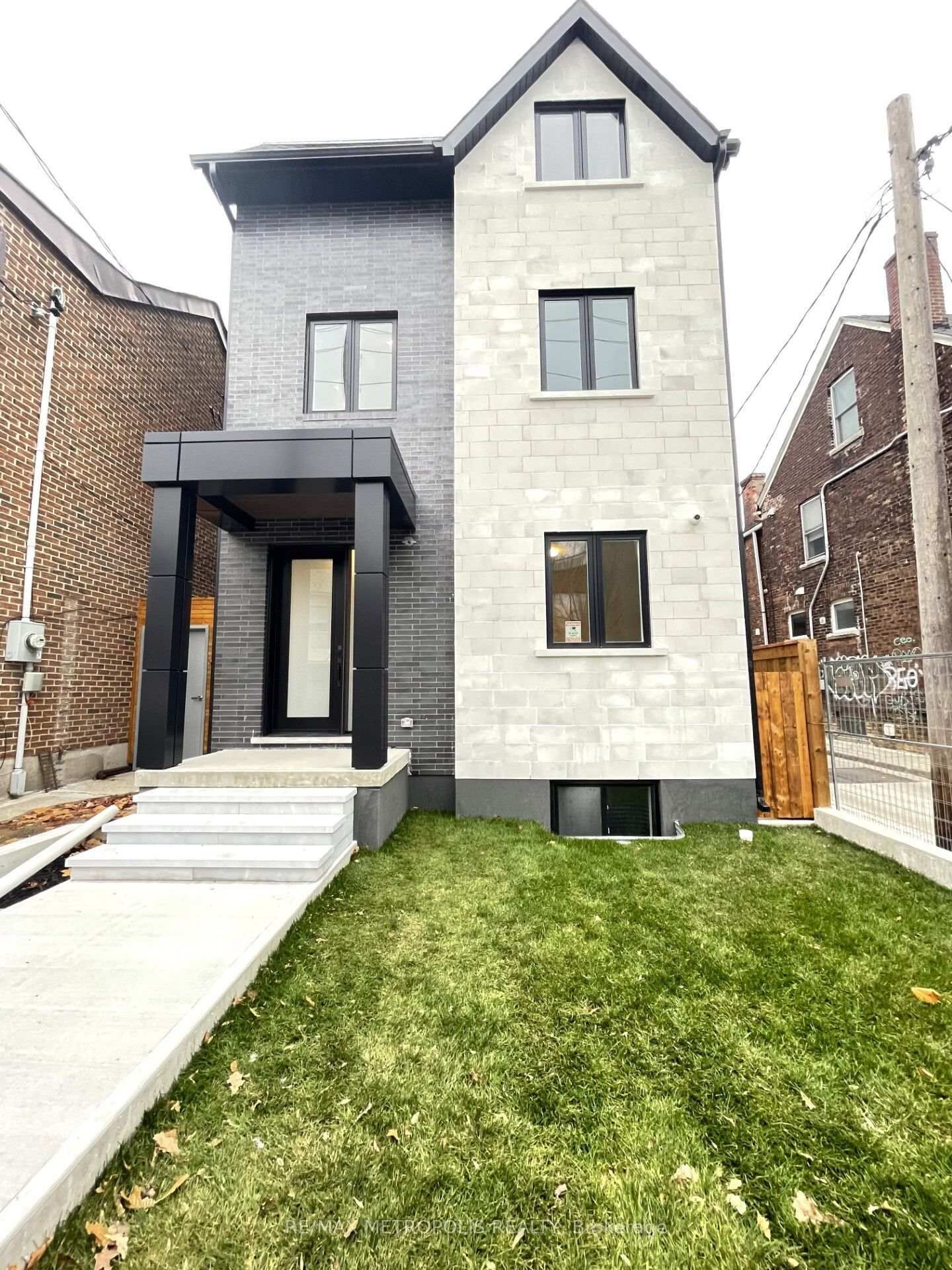 Property Photo: 165 Manning Avenue Bsmt ON M6J 2K6