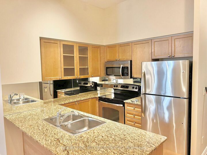 Property Photo:  761 Bay Street 204  ON M5G 2R2 