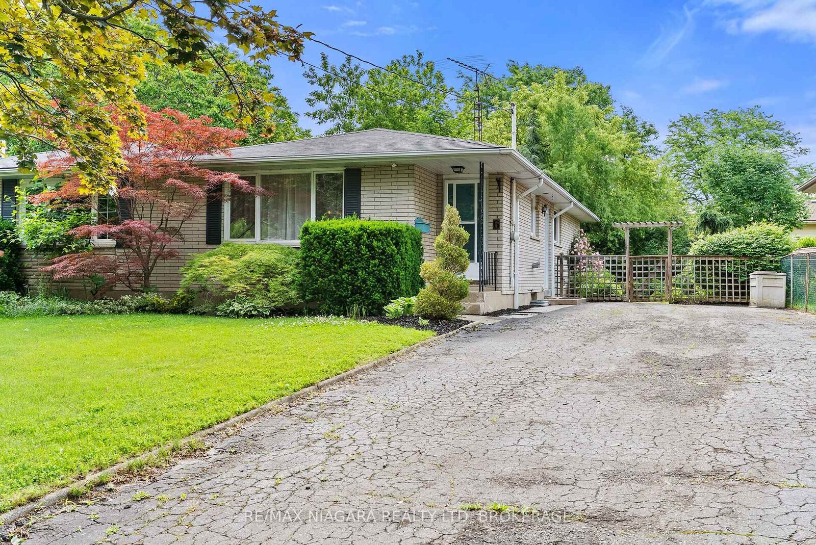 Property Photo:  6 Bedford Court  ON L2N 4C8 