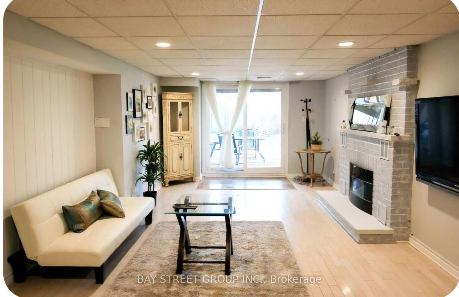 Property Photo:  2082 Burbank Drive Lower  ON L5L 2T8 