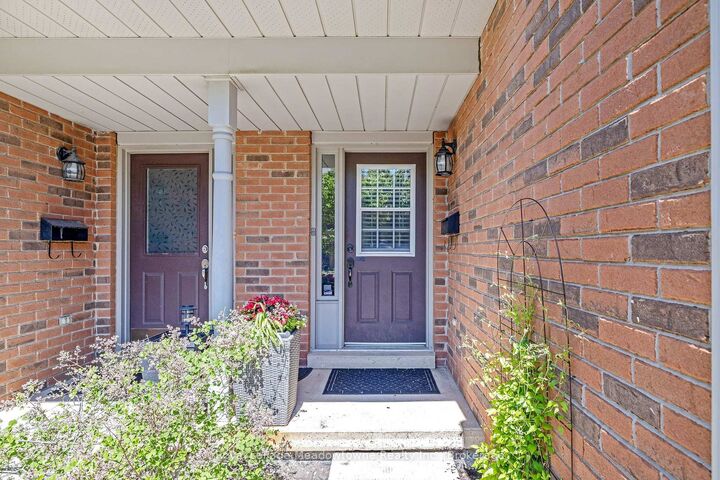 Property Photo:  2960 Headon Forest Drive 40  ON L7M 4G5 