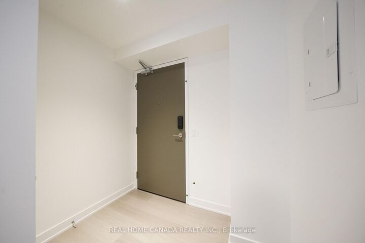 Property Photo:  448 Burnhamthorpe Road W 4712  ON L4W 2A6 