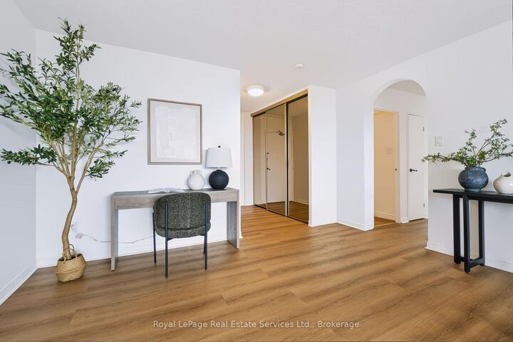 Property Photo:  1359 White Oaks Boulevard 1702  ON L6H 2R8 