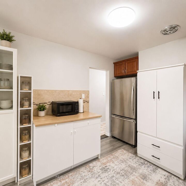 Property Photo:  283 East 45th Street Upper Unit  ON L8T 3K7 