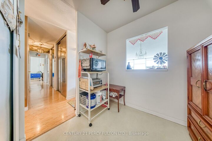 Property Photo:  121 Ling Road 1802  ON M1E 4Y2 
