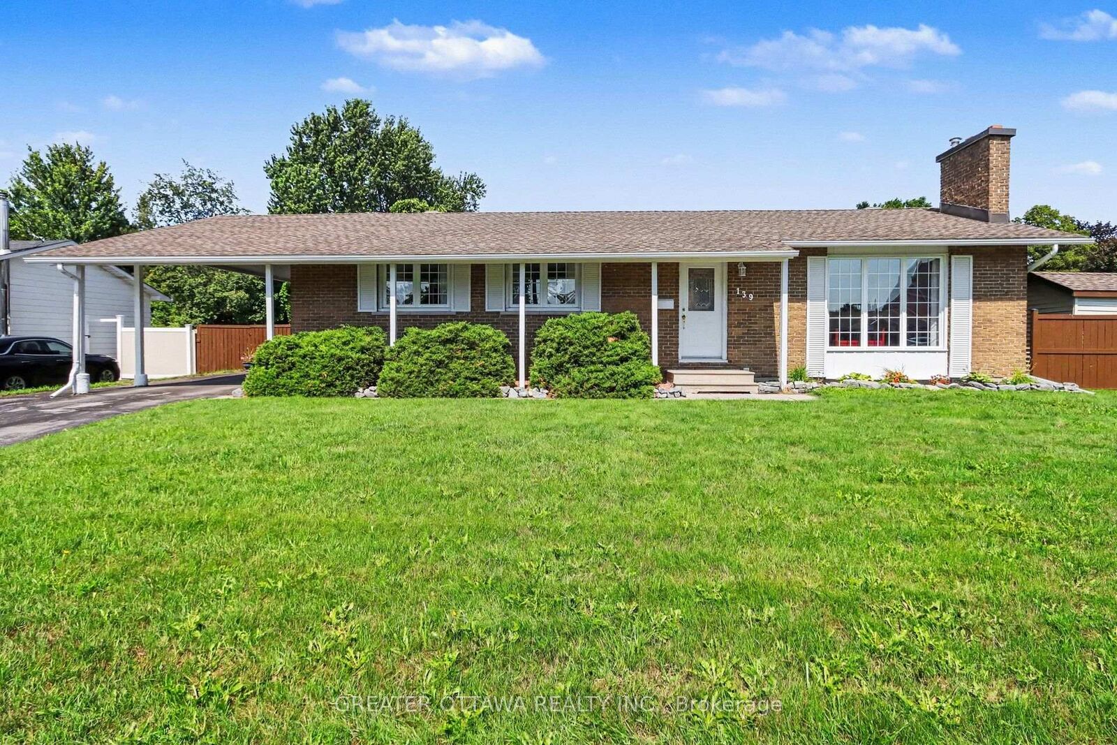 Property Photo: 139 Abbeyhill Drive ON K2L 1H6