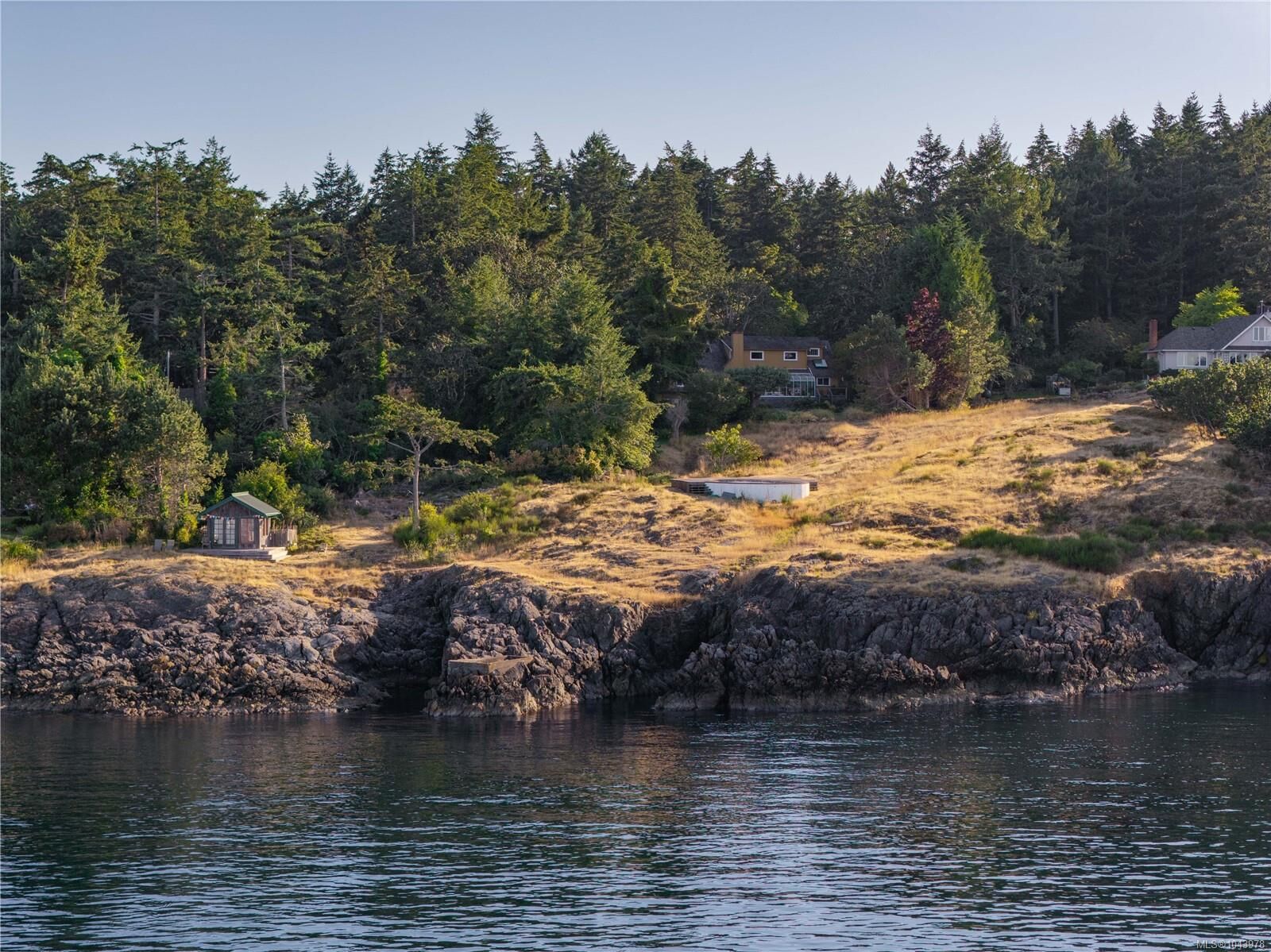 Property Photo: 2550 Queenswood Dr BC V8N 1X5
