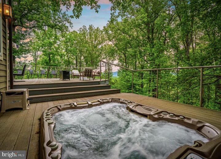 Property Photo: 390 Saddleback Knl VA 22958