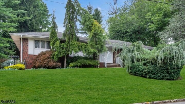 Property Photo:  7 Oak Rdg  NJ 07081 