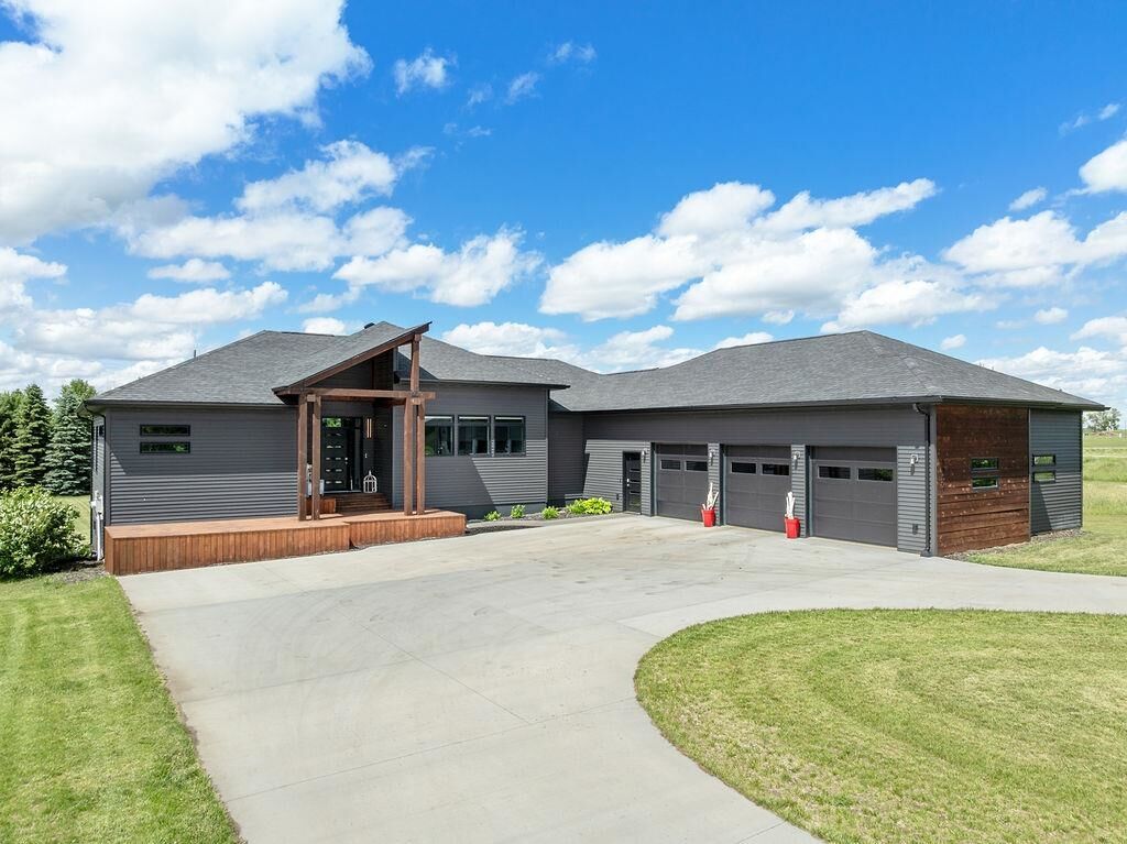 Property Photo:  1007 5th St SE  ND 58368 