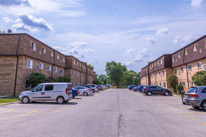 Property Photo: 9480 Bay Colony Drive 2N IL 60016