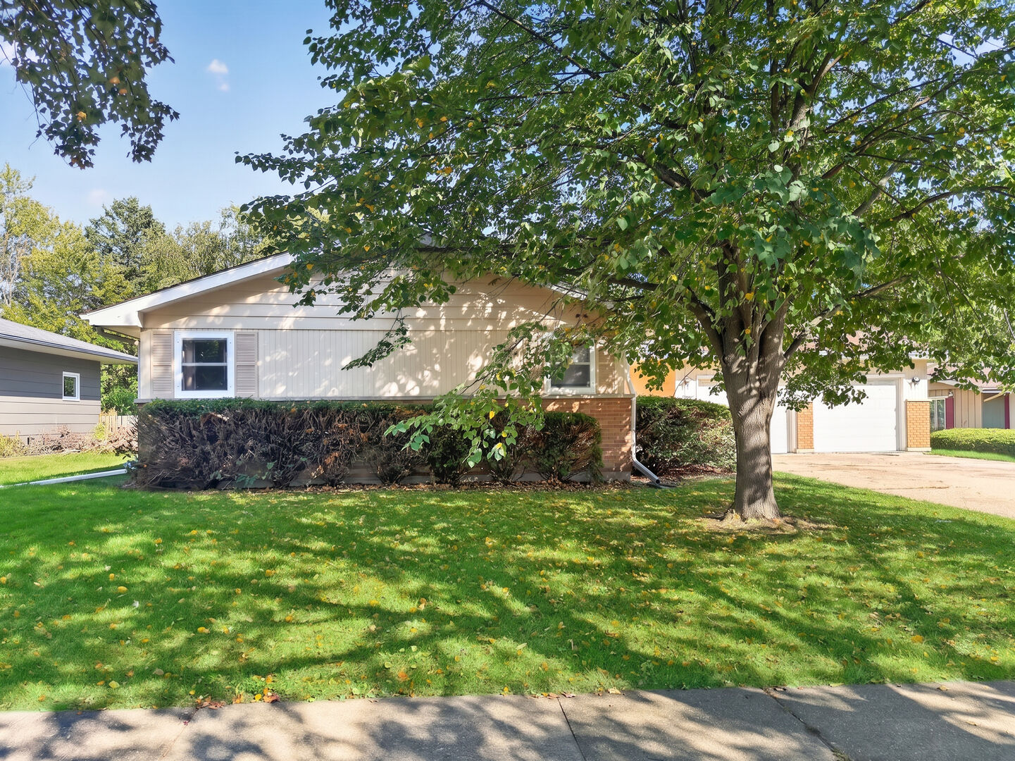 Property Photo: 1616 Margaret Lane IL 60115