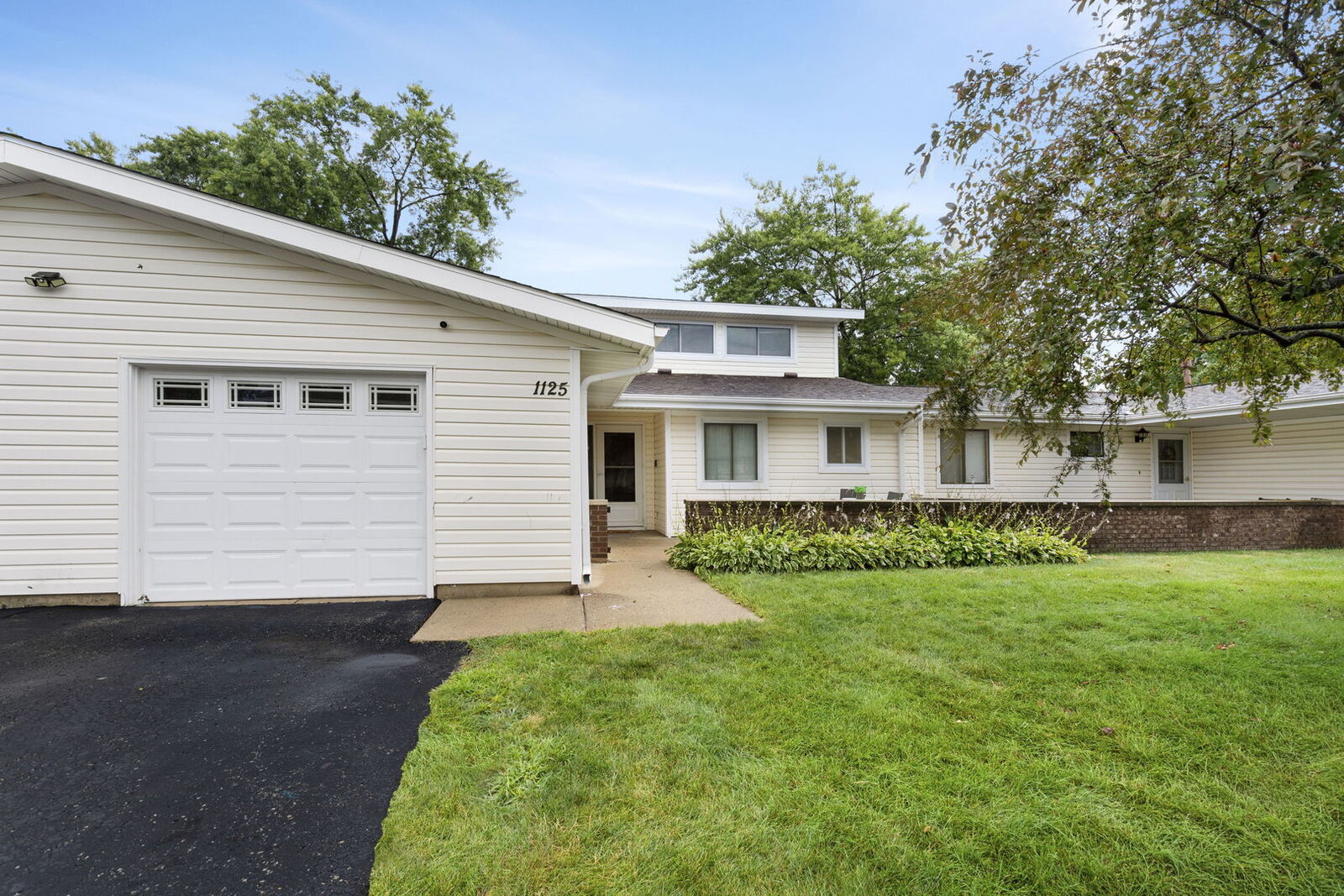 Property Photo: 1125 Danvers Court IL 60193