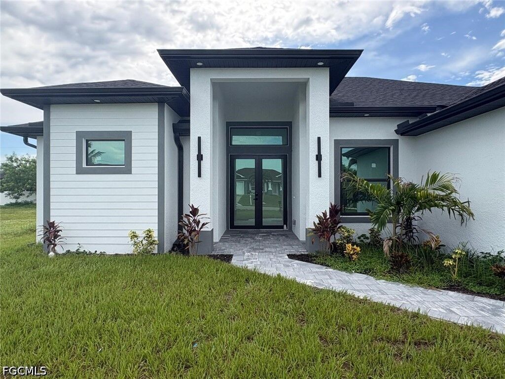 Property Photo:  2213 NE 13th Avenue  FL 33909 