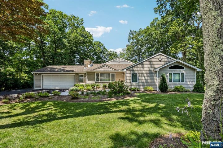 Property Photo:  3 Beech Court  NJ 07460 
