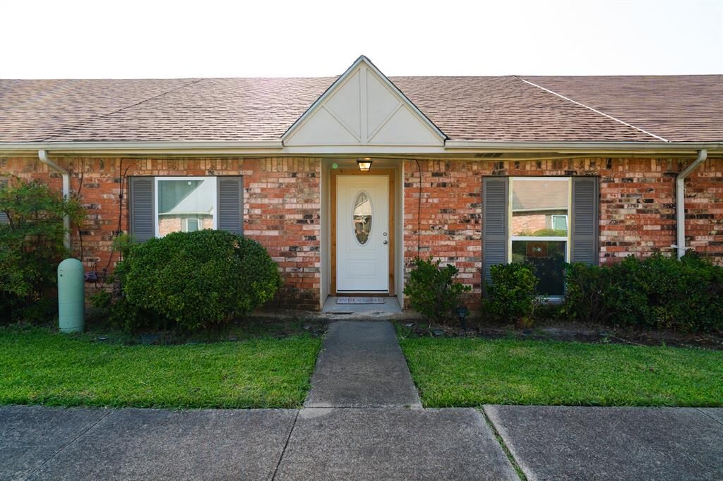 Property Photo:  27 W Townhouse Lane  TX 75052 