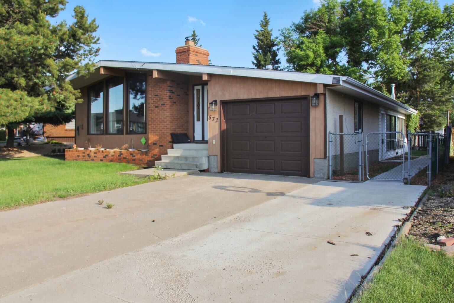 Property Photo:  572 West Crescent  AB T0B 1N0 