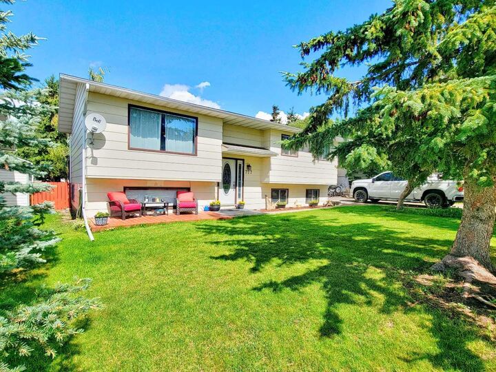 Property Photo: 727 Oak Drive AB T0H 0C0