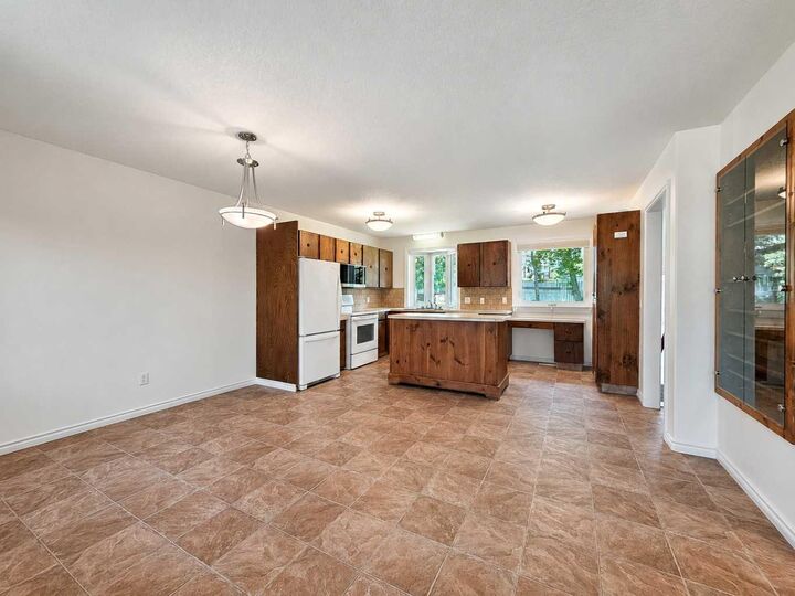 Property Photo:  10625 105 Avenue  AB T0E 0Y0 