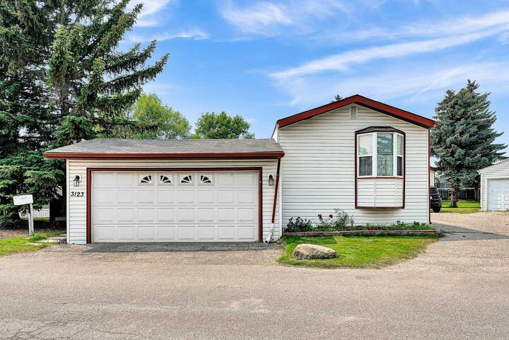 Property Photo:  3123 Burroughs Manor NE  AB T1Y 6R1 